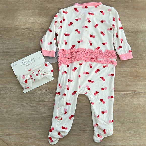 ❤️ Milkberry Baby Girl Bamboo Cherry Hearts Sleeper Footie 3-6 months - Picture 7 of 8